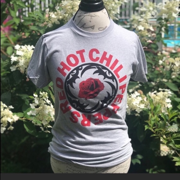 Modern Lux Tops - RED HOT CHILI PEPPERS CONCERT BAND TEE SHIRT M